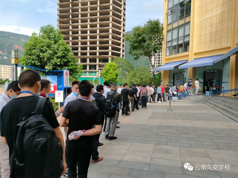 考生排隊進入公共科目考場 考生排隊進入公共科目考場