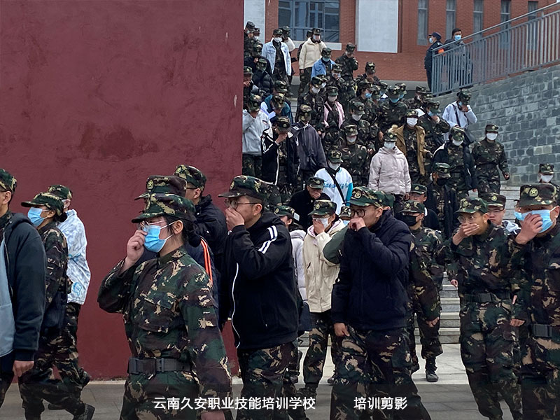 云南民族大學(xué)大—新生校園消防知識講座及滅火、疏散逃生演練