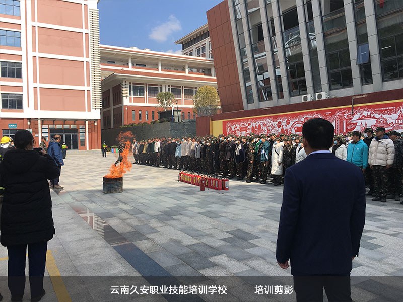 云南民族大學(xué)大—新生校園消防知識講座及滅火、疏散逃生演練