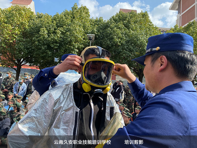 云南民族大學(xué)大—新生校園消防知識講座及滅火、疏散逃生演練