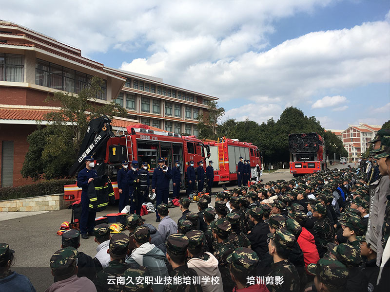 云南民族大學(xué)大—新生校園消防知識講座及滅火、疏散逃生演練