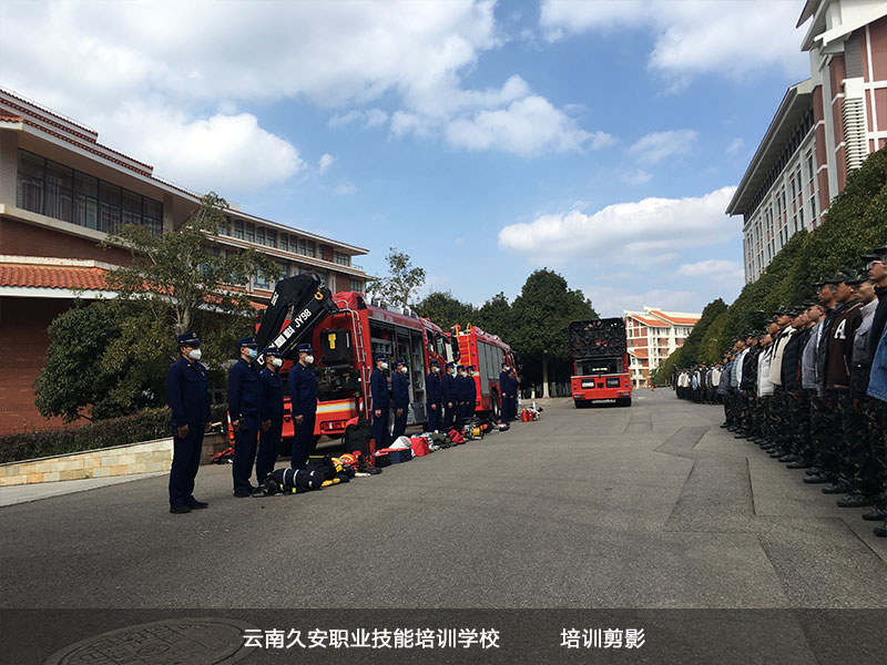 云南民族大學(xué)大—新生校園消防知識講座及滅火、疏散逃生演練