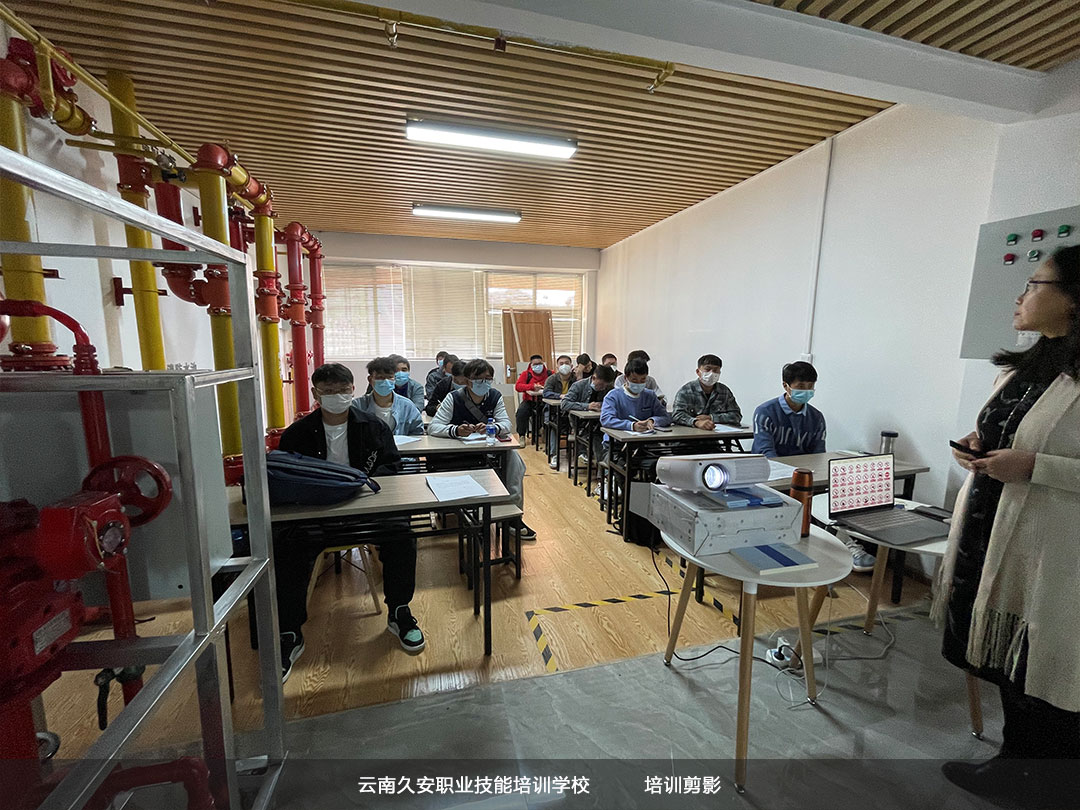云南久安職業培訓學校高壓電工證培訓班于今日開班