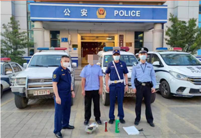 男子被帶回派出所 男子被帶回派出所