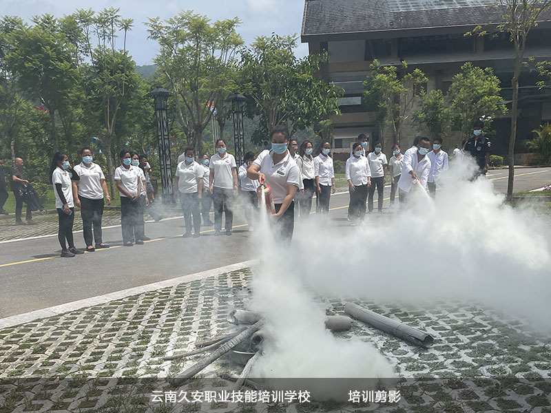 云南消防安全培訓 我校組織舉辦的滄源縣辰鑫大酒店消防安全培訓及演練于今日圓滿成功