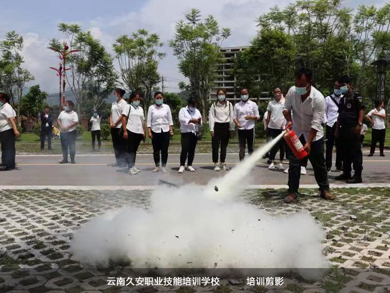 云南消防安全培訓 我校組織舉辦的滄源縣辰鑫大酒店消防安全培訓及演練于今日圓滿成功