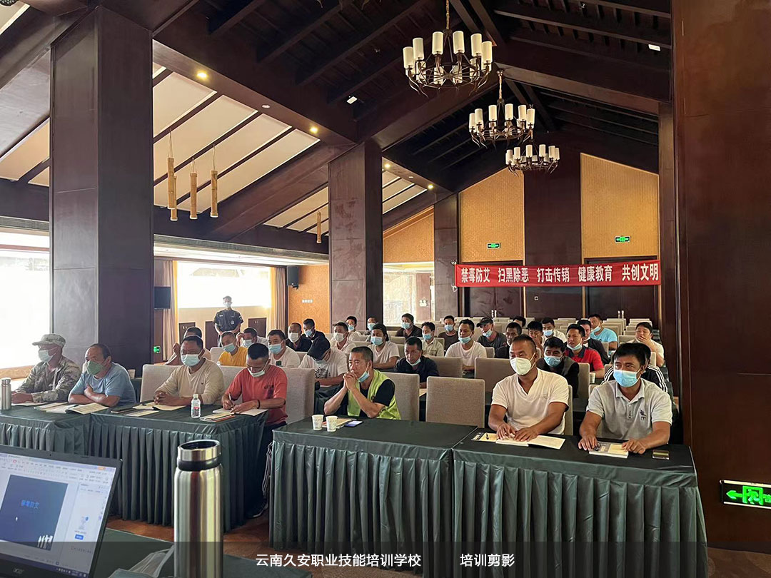 我校滄源縣勐董鎮企業職工技能提升培訓電工(中級)一期1班培訓中 我校滄源縣勐董鎮企業職工技能提升培訓電工(中級)一期1班培訓中