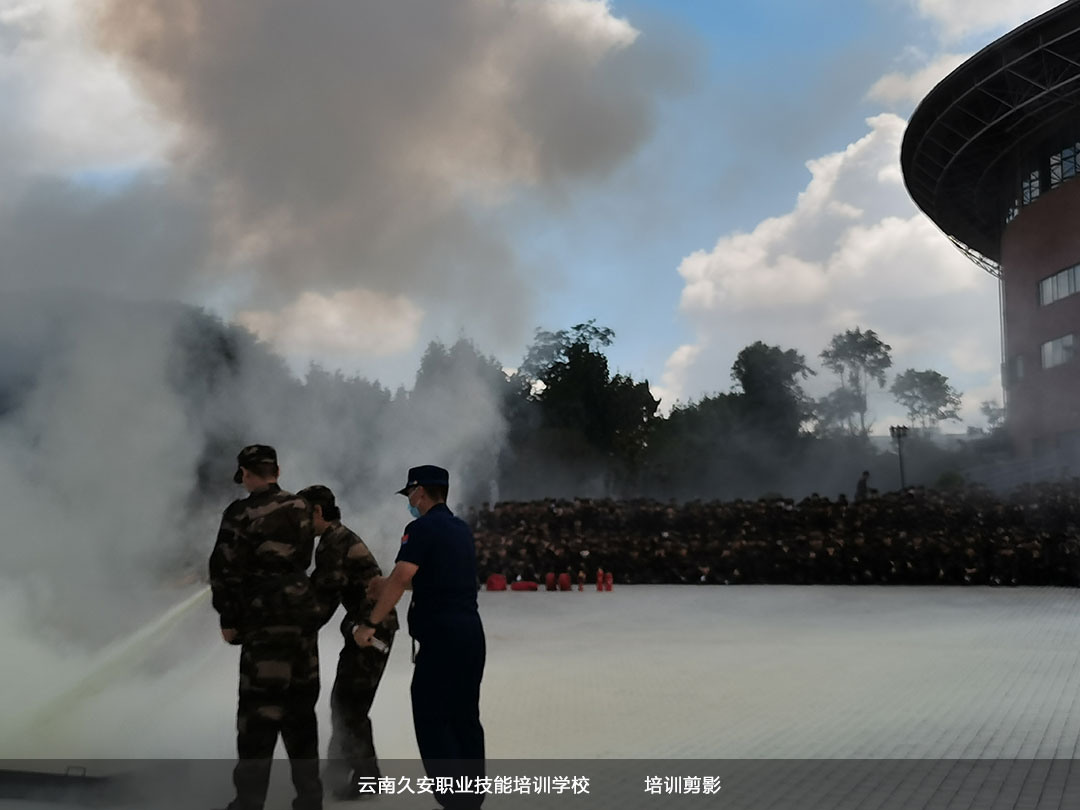 昆明校園滅火疏散演練 我校于今日上午在昆明醫科大學組織舉辦2022年消防安全知識培訓及滅火疏散演練