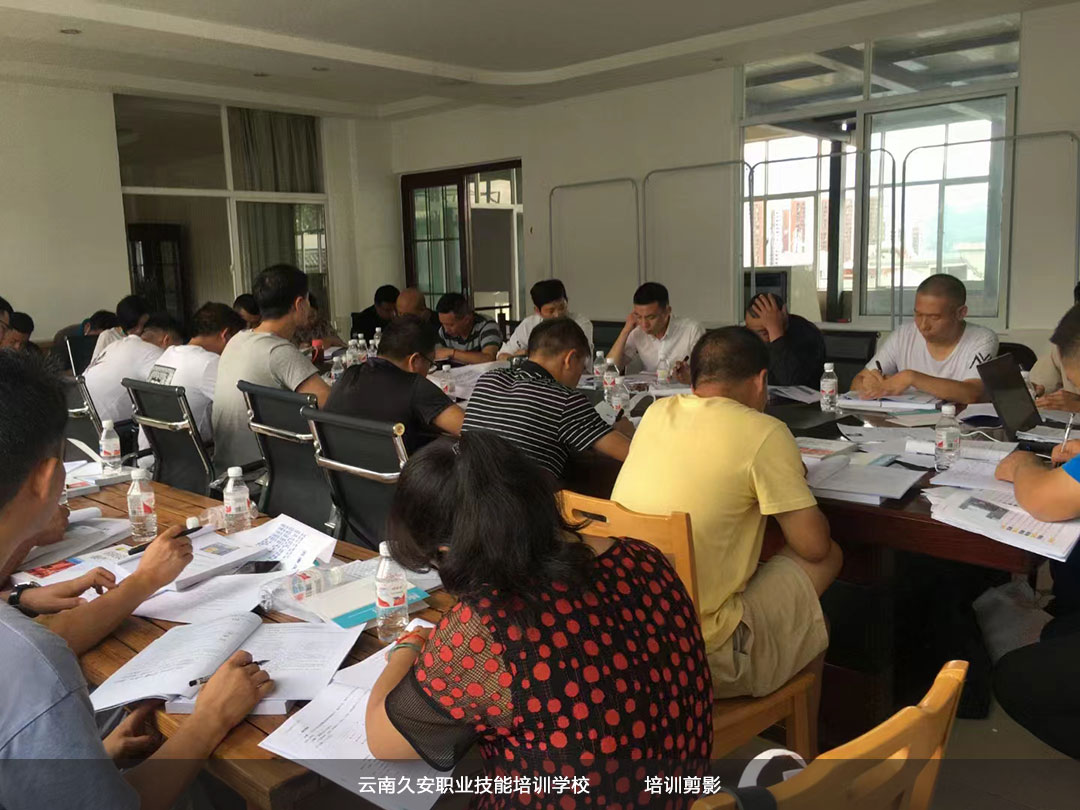 由我校組織培訓(xùn)的臨滄消防設(shè)施操作員中級班于今日順利結(jié)業(yè) 由我校組織培訓(xùn)的臨滄消防設(shè)施操作員中級班于今日順利結(jié)業(yè)