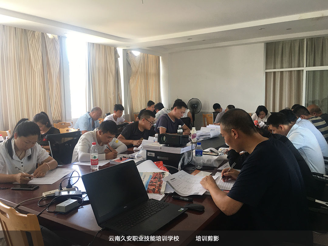 由我校組織培訓(xùn)的臨滄消防設(shè)施操作員中級班于今日順利結(jié)業(yè) 由我校組織培訓(xùn)的臨滄消防設(shè)施操作員中級班于今日順利結(jié)業(yè)