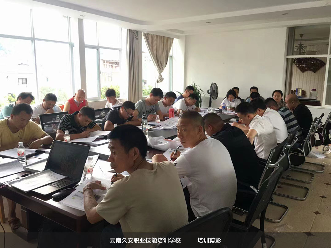 由我校組織培訓(xùn)的臨滄消防設(shè)施操作員中級班于今日順利結(jié)業(yè) 由我校組織培訓(xùn)的臨滄消防設(shè)施操作員中級班于今日順利結(jié)業(yè)