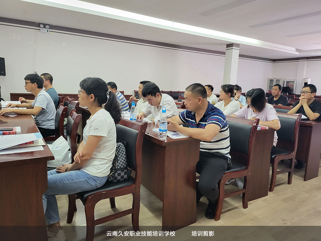 由我校組織的尋甸縣消防設施操作員中級33期面授班于今日舉行開班典禮 由我校組織的尋甸縣消防設施操作員中級33期面授班于今日舉行開班典禮