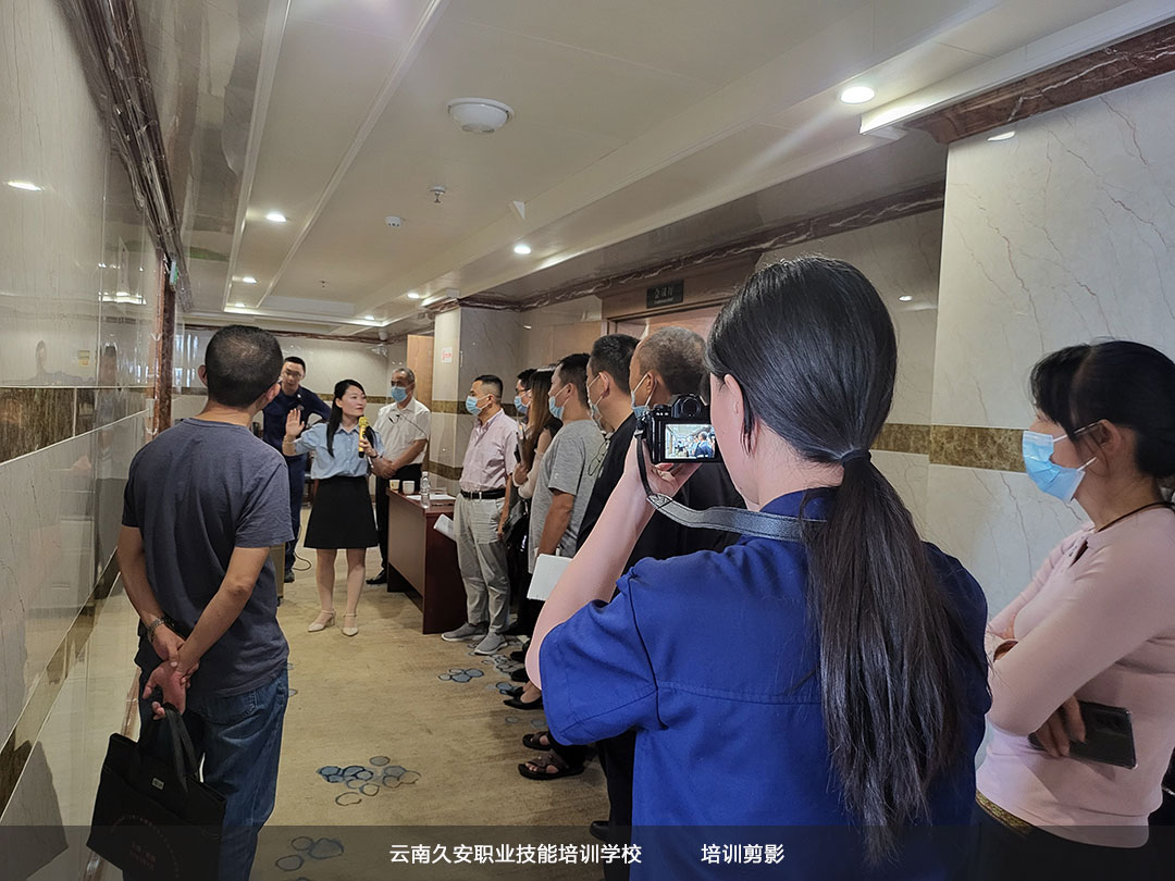 建筑消防安全培訓(xùn)到云南久安職業(yè)技能培訓(xùn)學(xué)校 我校于今日在鳳慶縣組織舉辦高層建筑消防安全培訓(xùn)