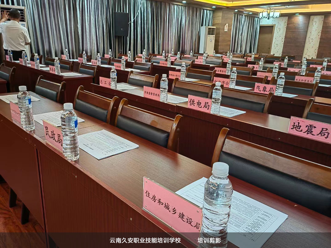 建筑消防安全培訓(xùn)到云南久安職業(yè)技能培訓(xùn)學(xué)校 我校于今日在鳳慶縣組織舉辦高層建筑消防安全培訓(xùn)