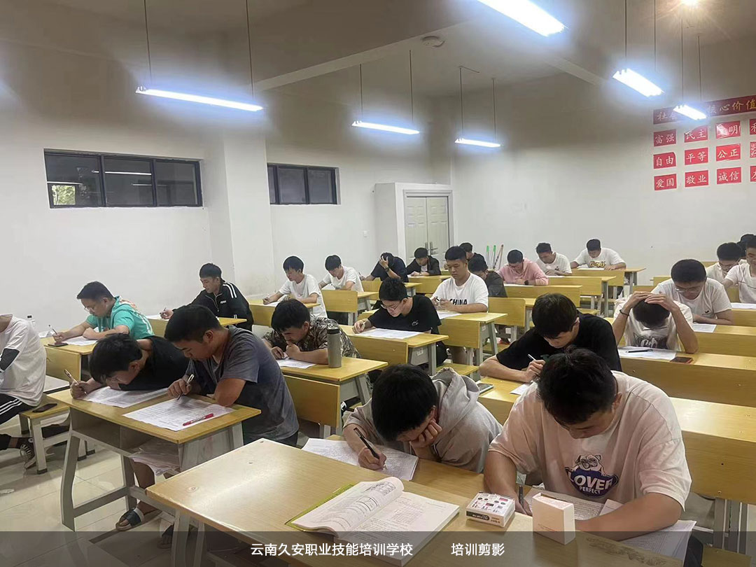 云南消防設施操作員(中級)培訓班 我校于今日在安寧工程學院舉辦消防設施操作員(中級)班結業典禮
