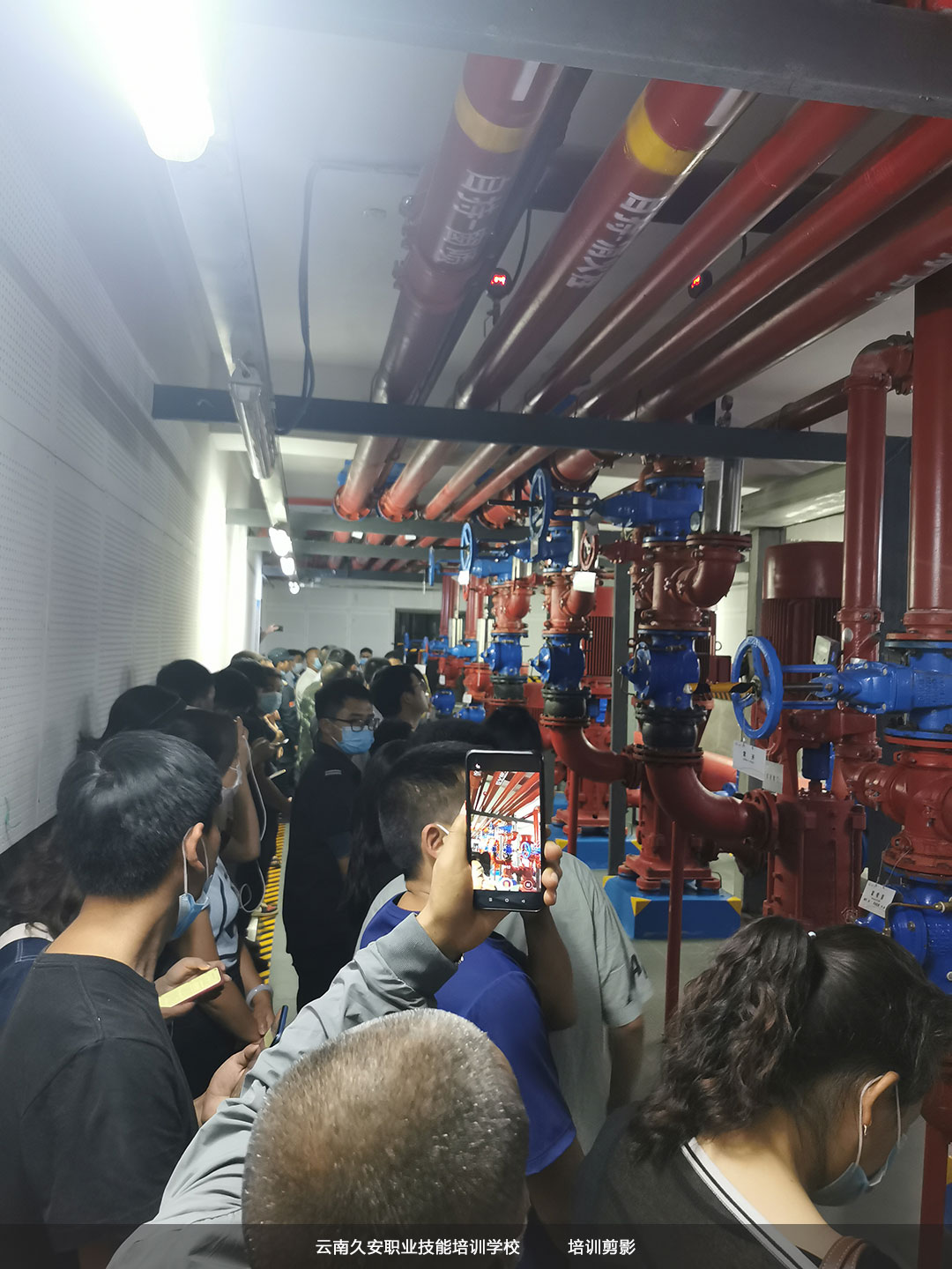 ��У�ڽ����������г�ؕ�^(q��)�M���_չ�ߌӽ���������ȫ�ش���(z��i)�L(f��ng)�U(xi��n)���(xi��ng)��Ӗ(x��n)