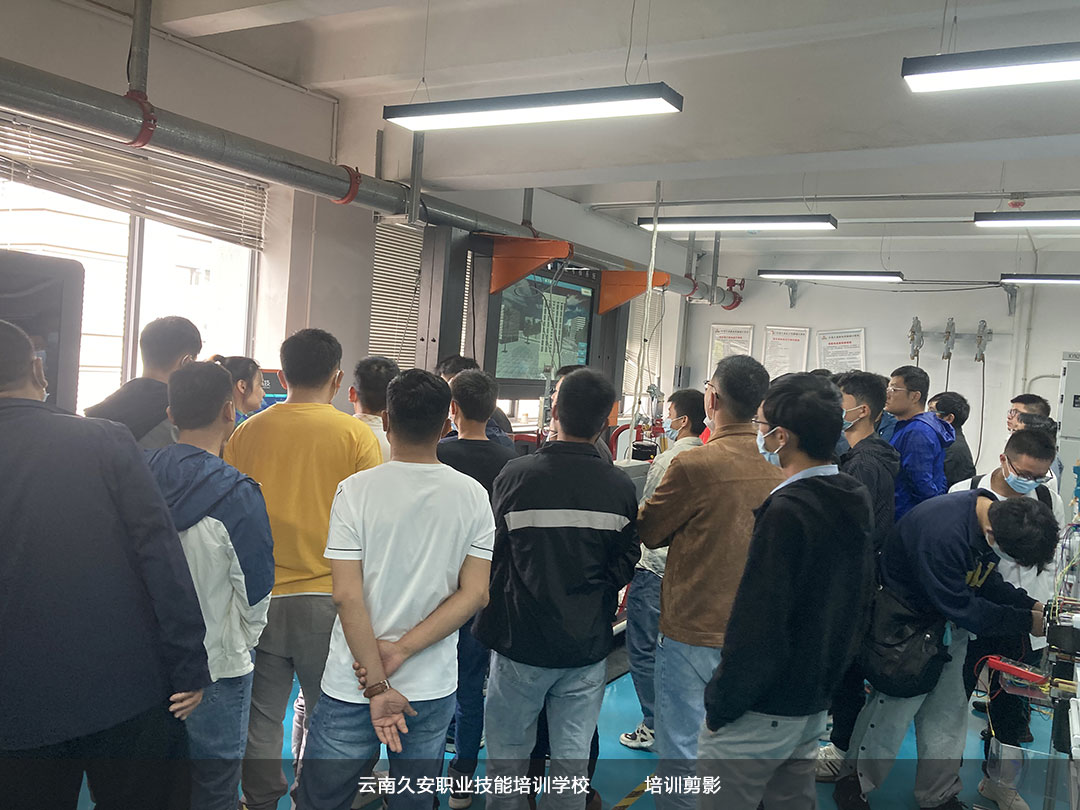 我校9月19日昆明電工培訓班開班儀式順利舉行 我校9月19日昆明電工培訓班開班儀式順利舉行